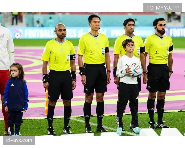 第四官员到底能管什么？揭秘替补席与换人规则的执行者