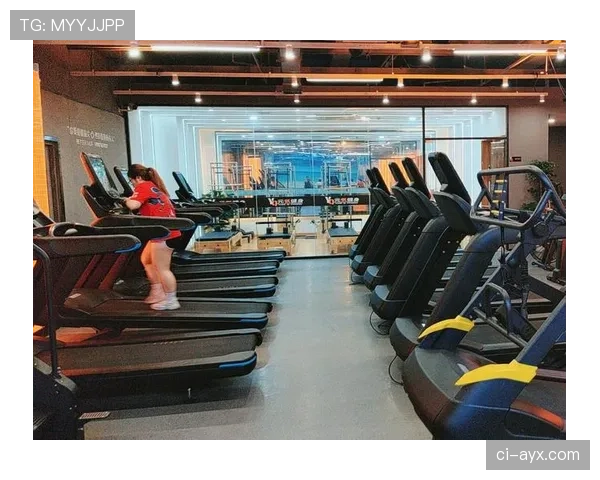 常园训练完随手啃鸡腿，这自律和放纵的切换也太真实了